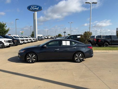 Used 2021 Nissan Altima 2.5 SL FWD image 2