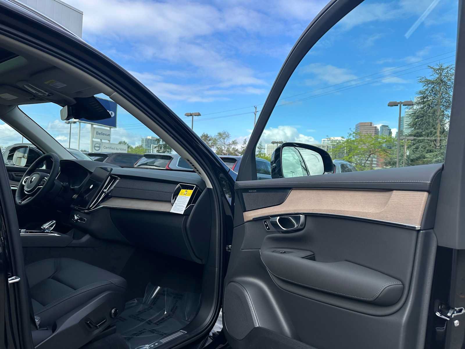 New 2026 Volvo XC90 T8 Plus w/ Protection Package AWD/4WD image 11