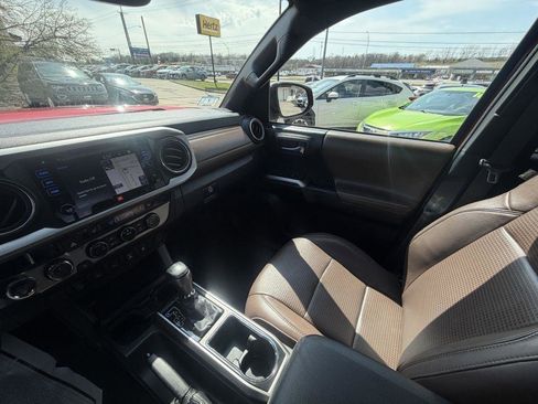 Used 2016 Toyota Tacoma Limited w/ Towing Package image 18