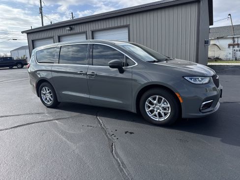 Used 2023 Chrysler Pacifica Touring-L image 1