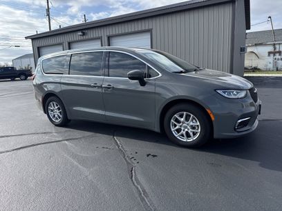 Used 2023 Chrysler Pacifica Touring-L