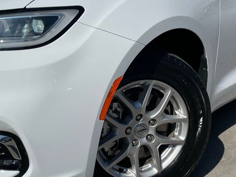 Used 2025 Chrysler Pacifica Select image 8
