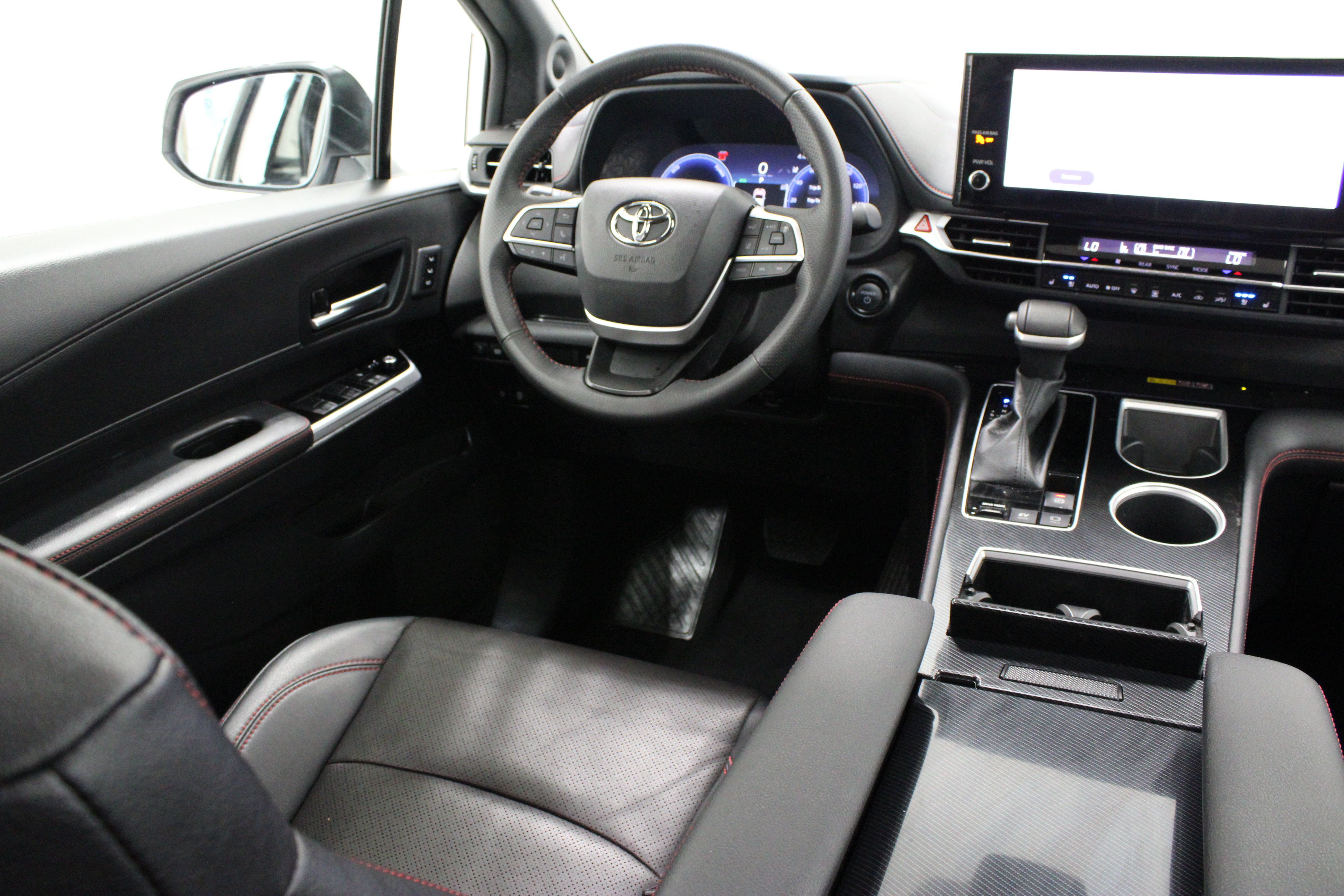 Used 2025 Toyota Sienna XSE w/ XSE Premium Package FWD image 33