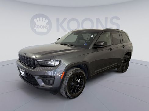 Used 2025 Jeep Grand Cherokee Altitude image 1
