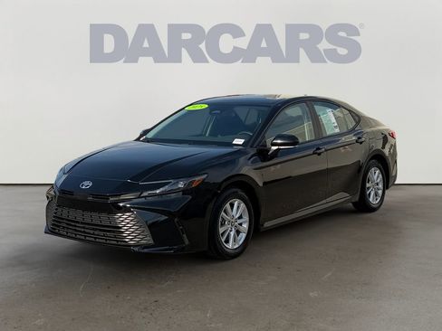 Used 2025 Toyota Camry LE image 3