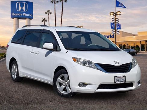 Used 2011 Toyota Sienna LE w/ Towing Pkg image 2