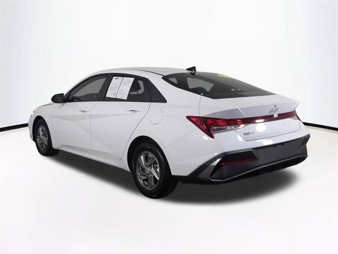 Used 2025 Hyundai Elantra SE FWD image 7