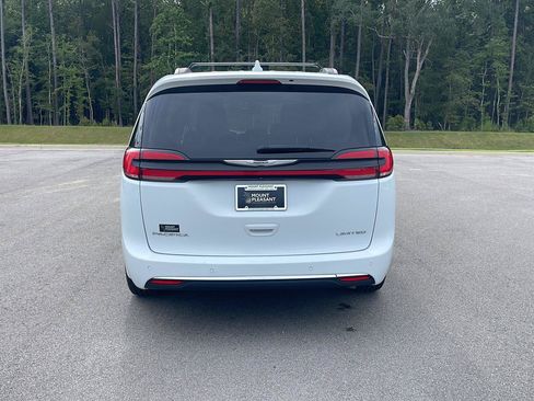 Used 2022 Chrysler Pacifica Limited FWD image 6