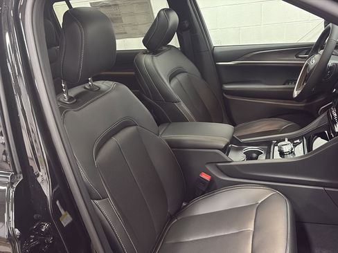 New 2026 Jeep Grand Cherokee L Limited w/ Luxury Tech Group II image 23