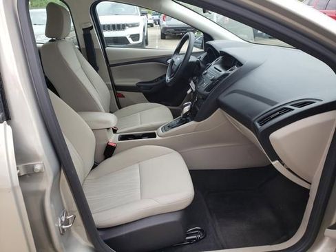 Used 2016 Ford Focus SE w/ SE Power Seat Package FWD image 18