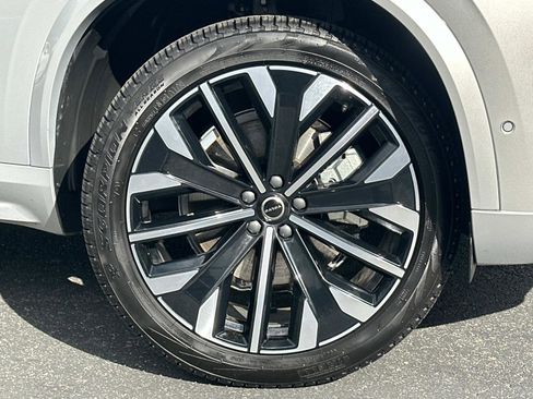 Certified 2025 Volvo XC90 B6 Plus image 28