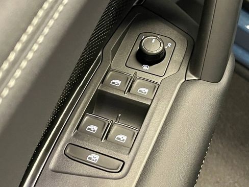 New 2025 Volkswagen Tiguan SE image 18