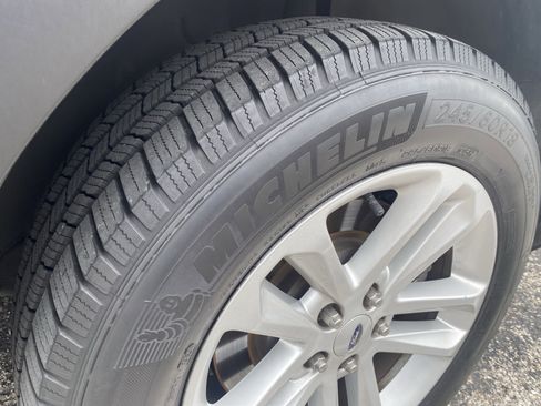 Used 2017 Ford Explorer XLT w/ Equipment Group 201A FWD image 5