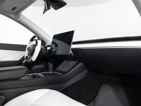 Used 2022 Tesla Model Y Long Range image 26