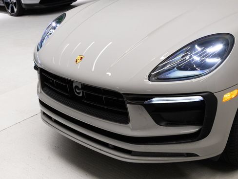 Certified 2026 Porsche Macan AWD/4WD image 33