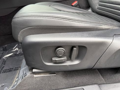 Used 2023 Land Rover Discovery Sport SE image 16