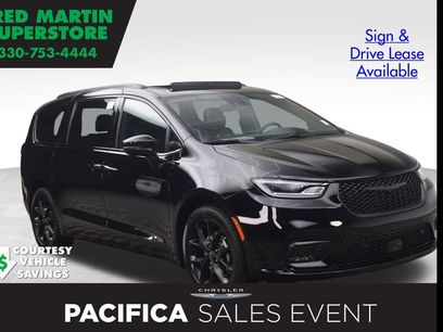 New 2026 Chrysler Pacifica Limited w/ Uconnect Theater Family Group