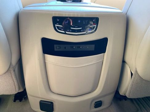 Used 2018 Cadillac Escalade Luxury AWD/4WD image 19