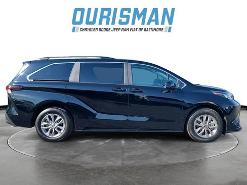 Used 2025 Toyota Sienna LE w/ LE Plus Package FWD image 7