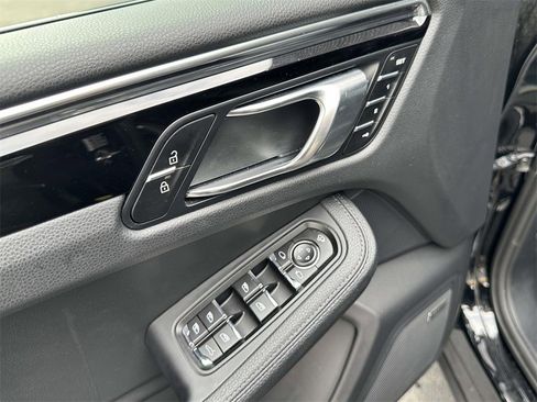 Used 2025 Porsche Macan image 18