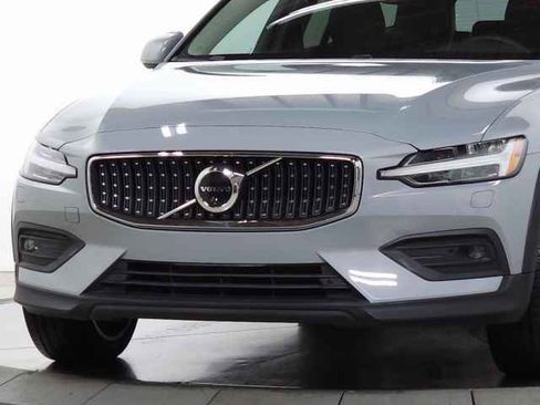 Used 2025 Volvo V60 B5 Cross Country Plus image 4