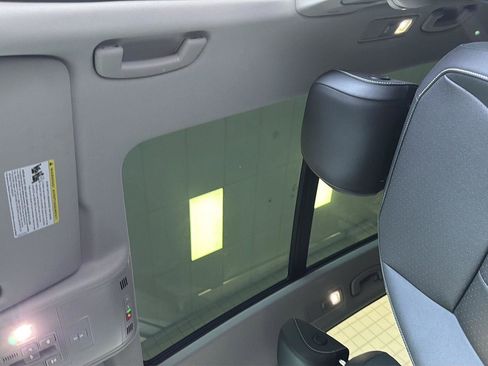 Used 2023 Volkswagen Tiguan SE w/ Panoramic Sunroof Package FWD image 20