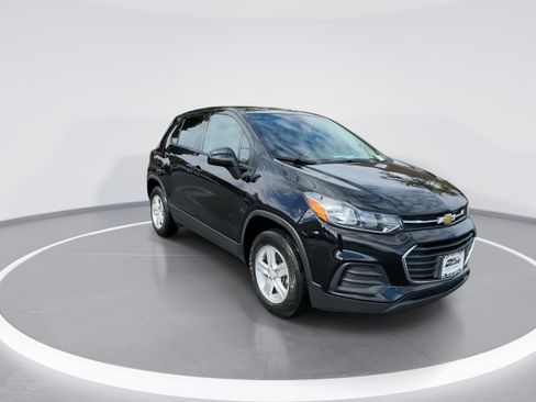 Used 2022 Chevrolet Trax LS w/ Tint and Cruise Package image 2