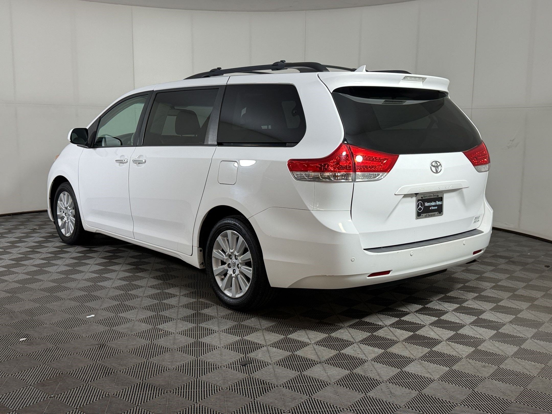 Used 2013 Toyota Sienna XLE w/ Premium Pkg AWD/4WD image 3