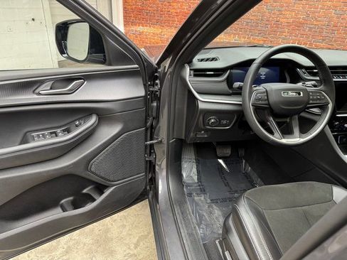 Used 2023 Jeep Grand Cherokee Altitude image 9