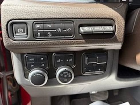 Used 2021 GMC Yukon XL Denali w/ Denali Premium Package AWD/4WD image 9