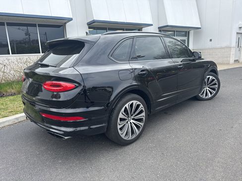 Used 2021 Bentley Bentayga image 2