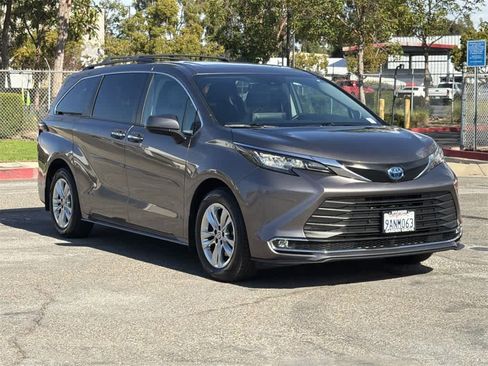Used 2022 Toyota Sienna XLE w/ XLE Plus Package image 8