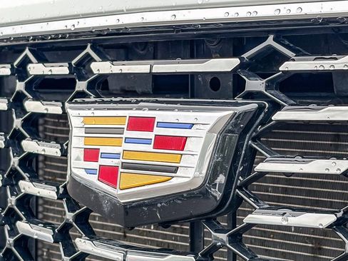 Certified 2023 Cadillac XT4 Luxury w/ Cold Weather Package FWD image 13