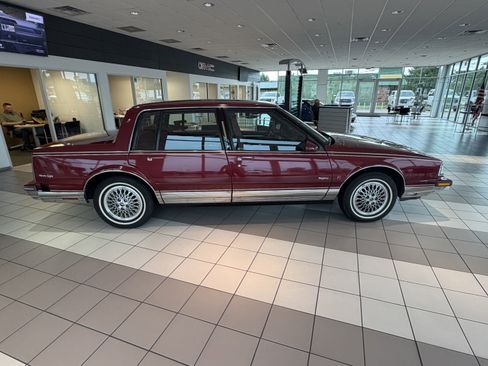 Used 1989 Oldsmobile Ninety-Eight Regency Brougham FWD image 21
