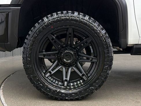 Used 2024 GMC Sierra 2500 AT4X image 10