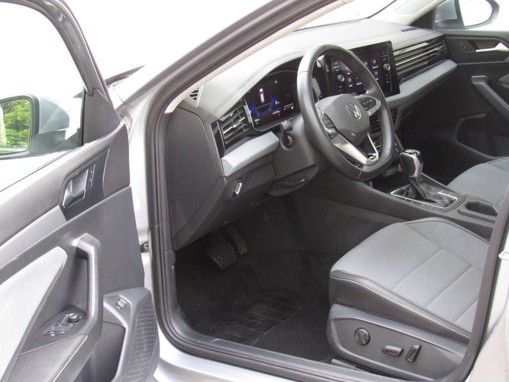 Used 2025 Volkswagen Jetta SE FWD image 9