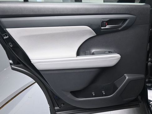 Used 2023 Toyota Highlander LE image 22