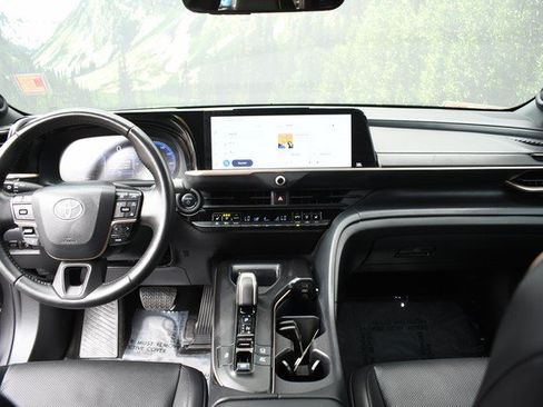 Certified 2023 Toyota Crown AWD/4WD image 18