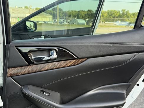 Used 2016 Nissan Maxima Platinum w/ Interior Lighting Package FWD image 26