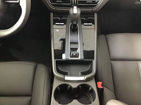 Certified 2026 Porsche Macan AWD/4WD image 26