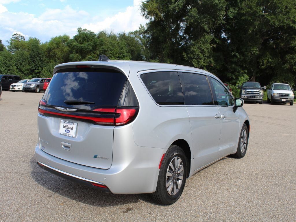 Used 2023 Chrysler Pacifica Touring-L FWD image 7
