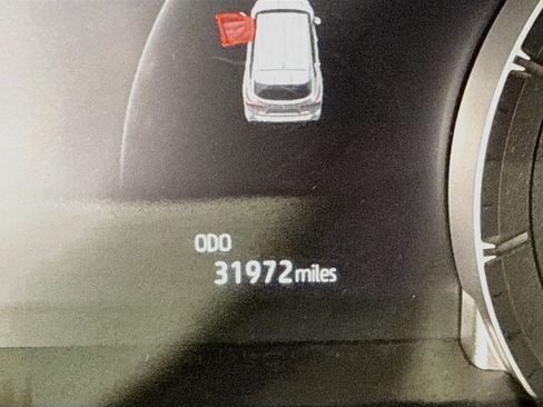 Used 2025 Toyota Highlander LE FWD image 16