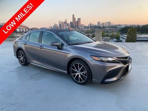 Used 2022 Toyota Camry SE FWD image 1