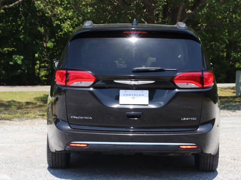 Used 2019 Chrysler Pacifica Limited w/ Advanced Safetytec Group FWD image 4