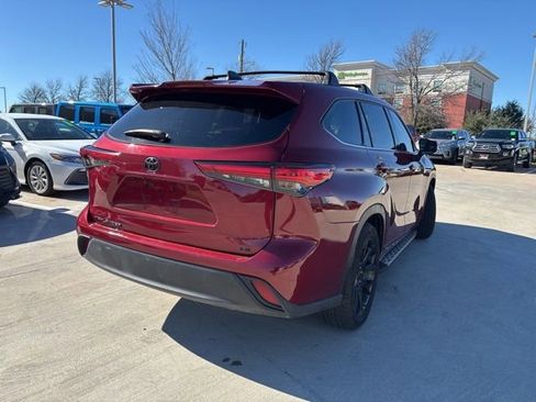 Used 2022 Toyota Highlander LE image 3