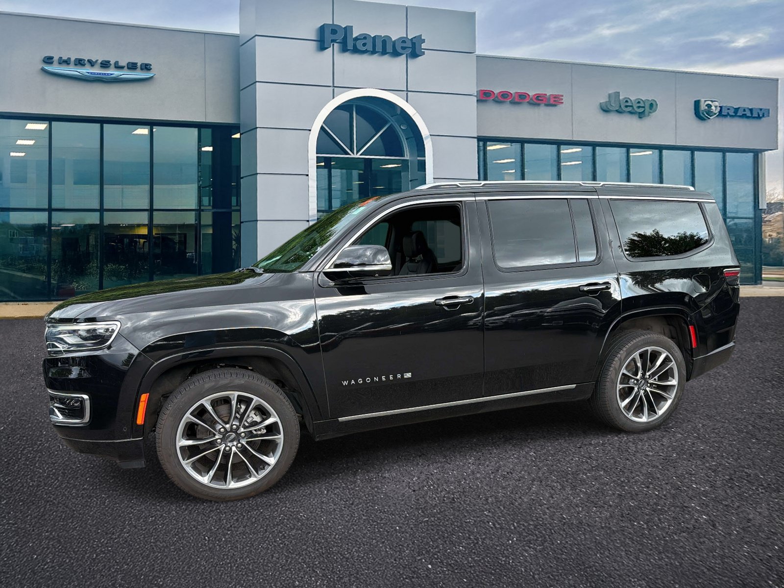 Used 2024 Jeep Wagoneer Series III w/ Premium Group I AWD/4WD image 4