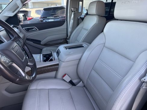 Used 2020 GMC Yukon XL Denali w/ Denali Premium Package image 5