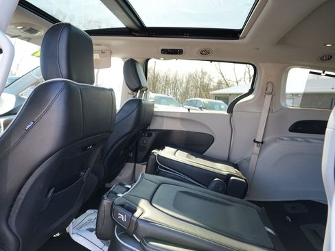 Used 2024 Chrysler Pacifica Limited FWD image 18