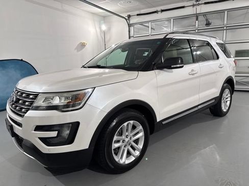Used 2016 Ford Explorer XLT w/ Equipment Group 202A FWD image 4