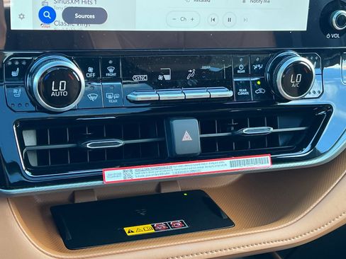 New 2025 Toyota Highlander Platinum image 23